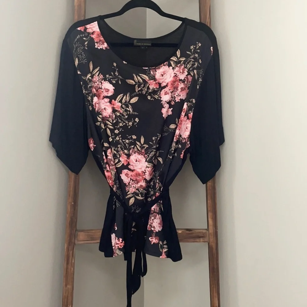 Beautiful black floral top!
